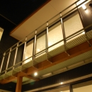 ハーフコートハウス／Okiさんの家の写真 光を落とす、バルコニーのグレーチング床