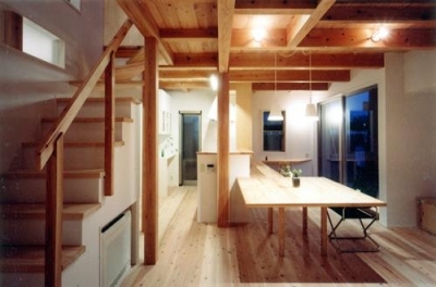 作り付けの家具も空間を繋げる吹抜けをサポート (開放的、引戸を多用した木の家／川沿いの家)