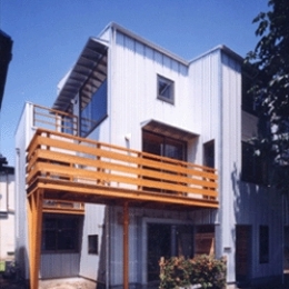 狭小地に建つバリアフリー木造3階／Suさんの家 (東側正面)