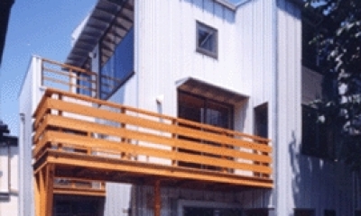 狭小地に建つバリアフリー木造3階／Suさんの家 (東側正面)