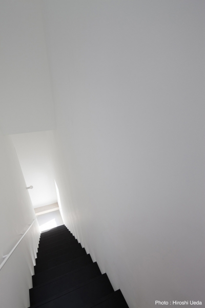 ミニマルな階段デザイン (インナーバルコニーのある家　OUCHI-25)
