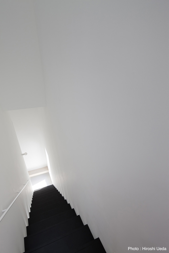 その他事例：ミニマルな階段デザイン（インナーバルコニーのある家　OUCHI-25）
