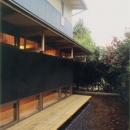 生成りのビルトインガレージハウスの写真 敢えて庭側には閉じている外観。