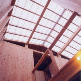 光を満たしてゆく光の屋根天井、光の吹抜け空間 (生成りのビルトインガレージハウス)