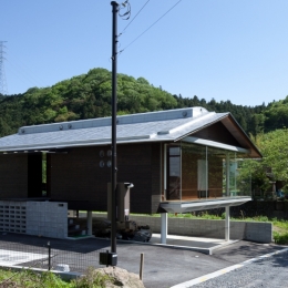 都幾川縁りのハイブリッド・ハウス／Ｏｎさんの家-河原への路から