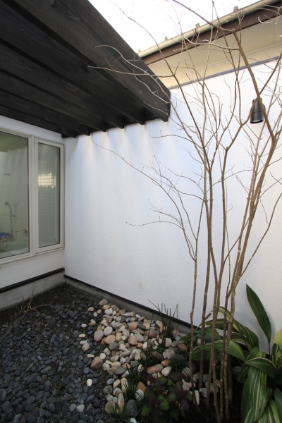 浴室の光庭 (インナーバルコニーのある家　OUCHI-25)