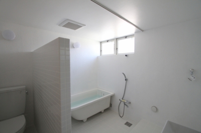 置きバスの浴室 (ハコノオウチ01・版画アトリエのある家)