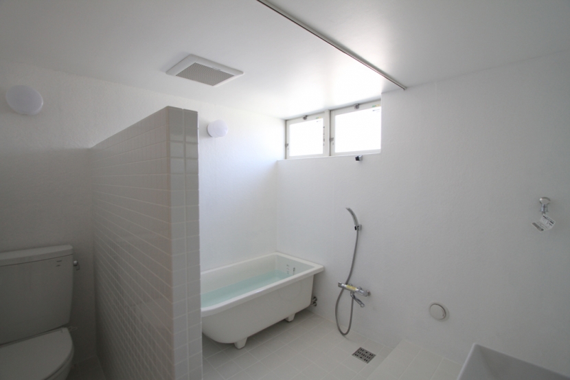 バス/トイレ事例：置きバスの浴室（ハコノオウチ01・版画アトリエのある家）