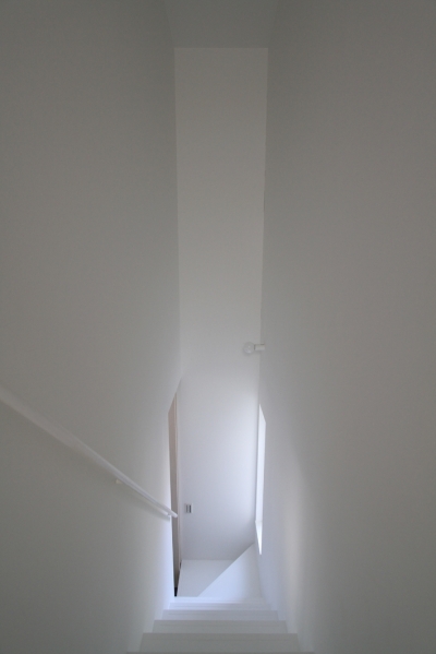 寝室への階段室 (ハコノオウチ01・版画アトリエのある家)