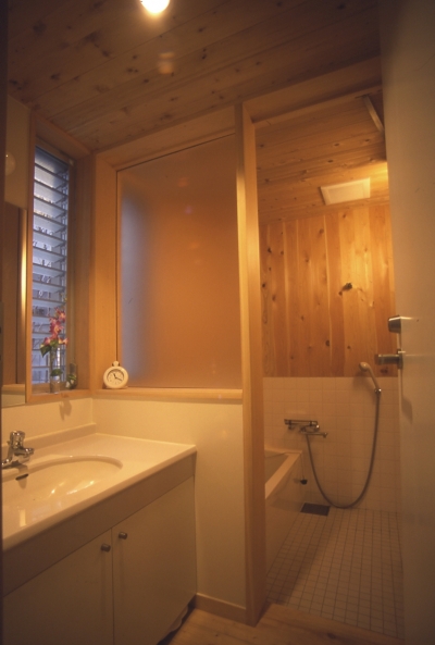 洗面・浴室 (都市型中庭住宅-コンクリートと木でつくるモダンな和)