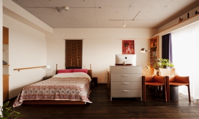 ベッドスペース・書斎スペース｜kg邸・旅の思い出を飾る壁面収納