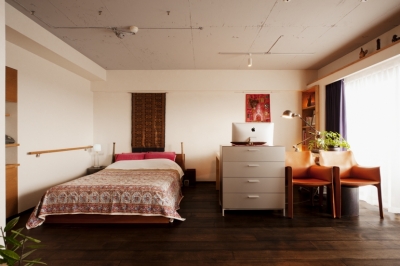 ベッドスペース・書斎スペース (kg邸・旅の思い出を飾る壁面収納)