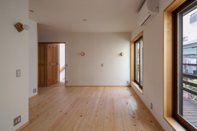 壁天井和紙張りの寝室 (木造耐火でつくる木の住まい～国産材でつくる～)