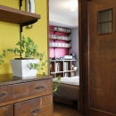 S邸・Shine&colorful HOMEの写真 リビングからの書斎兼寝室