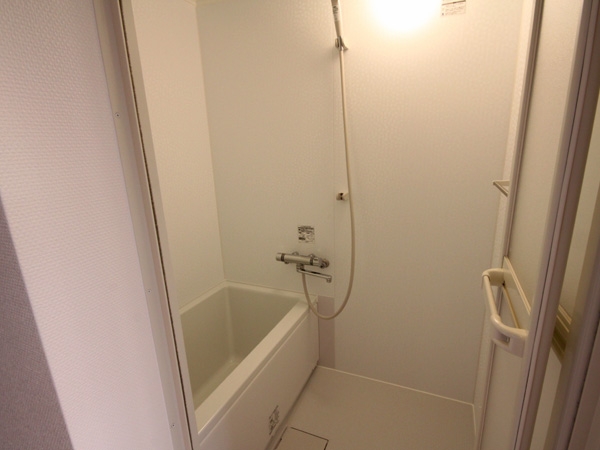 バス/トイレ事例：バスルーム（@ajito～白い壁と白い床～）