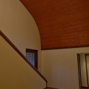 和に合う、ミッドセンチュリー家具との住空間の写真 階段ホール