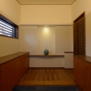 和に合う、ミッドセンチュリー家具との住空間の写真 有機的な割石の玄関