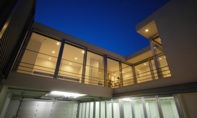 横浜のコートハウス (夜景上下階)