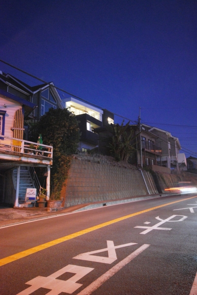 道路より夜景 (横須賀の住宅)