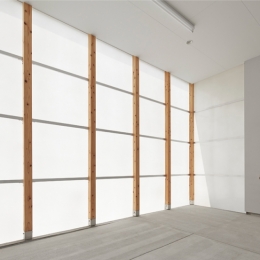 半透明素材に包まれたガレージ空間 桂川の住宅 アウトドア事例 Suvaco スバコ