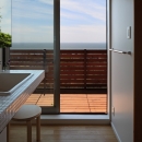 海を見下ろす高台の家の写真 バルコニーに通じる洗面室