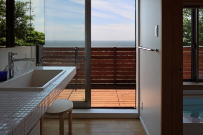 バルコニーに通じる洗面室 (海を見下ろす高台の家)