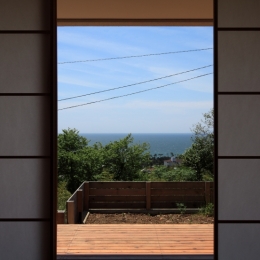 海を見下ろす高台の家-リビングの障子