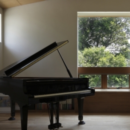 緑陰とピアノの家-ピアノ室