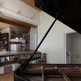 緑陰とピアノの家 (ピアノ室からキッチンを見る)