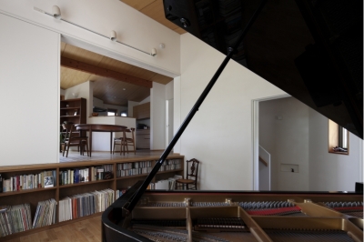 ピアノ室からキッチンを見る (緑陰とピアノの家)