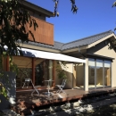 日本家屋のリノベーションの写真 庭へと繋がるデッキテラス