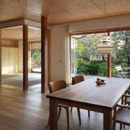 日本家屋のリノベーション-ダイニングから和室を見る
