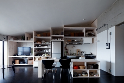 壁面全面造作家具キッチン (勾配天井の家　-いえづくりワークショップとDIY施工の参加型リノベ-)