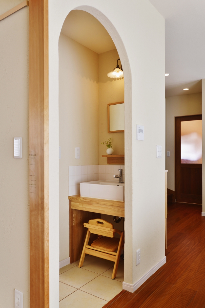 アーチがかわいいパウダースペース 川崎市s様邸 子供が走り回る家 バス トイレ事例 Suvaco スバコ