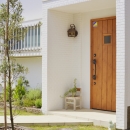 川崎市S様邸 ～子供が走り回る家～の写真 木のドアと白い外壁がまぶしいエントランス。