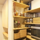東京都I様邸 ～体で感じる自然素材の住まい～の写真 キッチンパントリー