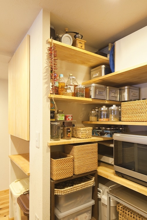 キッチン事例：キッチンパントリー（東京都I様邸 ～体で感じる自然素材の住まい～）