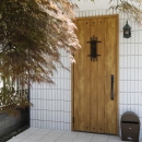 Y邸・できることは自分たちで。コラボで作り上げた快適な住まいの写真 玄関ドア