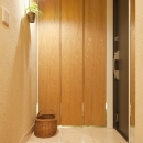横浜市W様邸 ～ナチュラルリノベーションでヴィンテージ家具を楽しむ住まい～の写真 味わい深い、ほっこり玄関