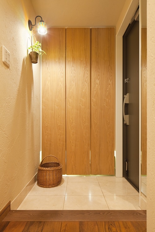 玄関事例：味わい深い、ほっこり玄関（横浜市W様邸 ～ナチュラルリノベーションでヴィンテージ家具を楽しむ住まい～）