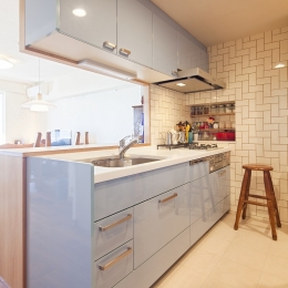 タイルが魅せる、お気に入りのキッチン (横浜市W様邸 ～ナチュラルリノベーションでヴィンテージ家具を楽しむ住まい～)