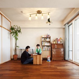 横浜市W様邸 ～ナチュラルリノベーションでヴィンテージ家具を楽しむ住まい～-家族の笑顔が溢れるリビング