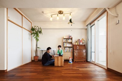 家族の笑顔が溢れるリビング (横浜市W様邸 ～ナチュラルリノベーションでヴィンテージ家具を楽しむ住まい～)