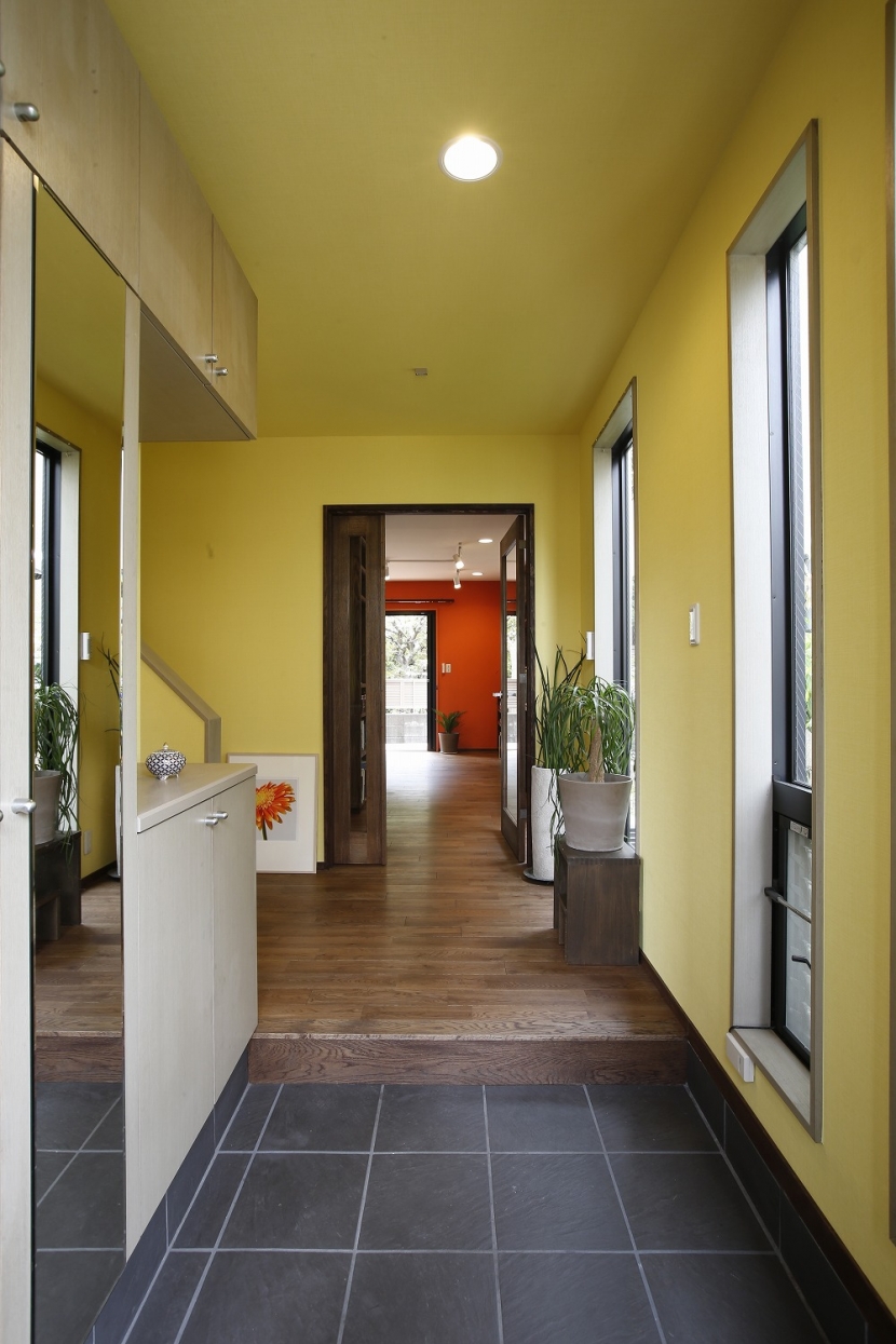玄関事例：玄関（T邸・室内も窓からの緑も・・・色彩溢れる毎日を暮らす）