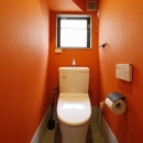 T邸・室内も窓からの緑も・・・色彩溢れる毎日を暮らすの写真 トイレ