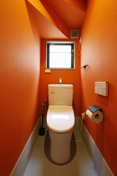 トイレ (T邸・室内も窓からの緑も・・・色彩溢れる毎日を暮らす)