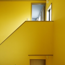 T邸・室内も窓からの緑も・・・色彩溢れる毎日を暮らす (階段)