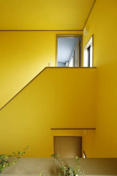 階段 (T邸・室内も窓からの緑も・・・色彩溢れる毎日を暮らす)