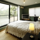 T邸・室内も窓からの緑も・・・色彩溢れる毎日を暮らすの写真 ベッドルーム