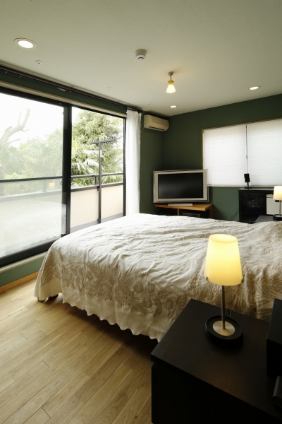 ベッドルーム (T邸・室内も窓からの緑も・・・色彩溢れる毎日を暮らす)